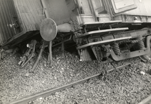 807687 Detail van één van de rijtuigen van de ontspoorde trein 1107, bestaande uit electrische rijtuigen mat. 1924 ( ...